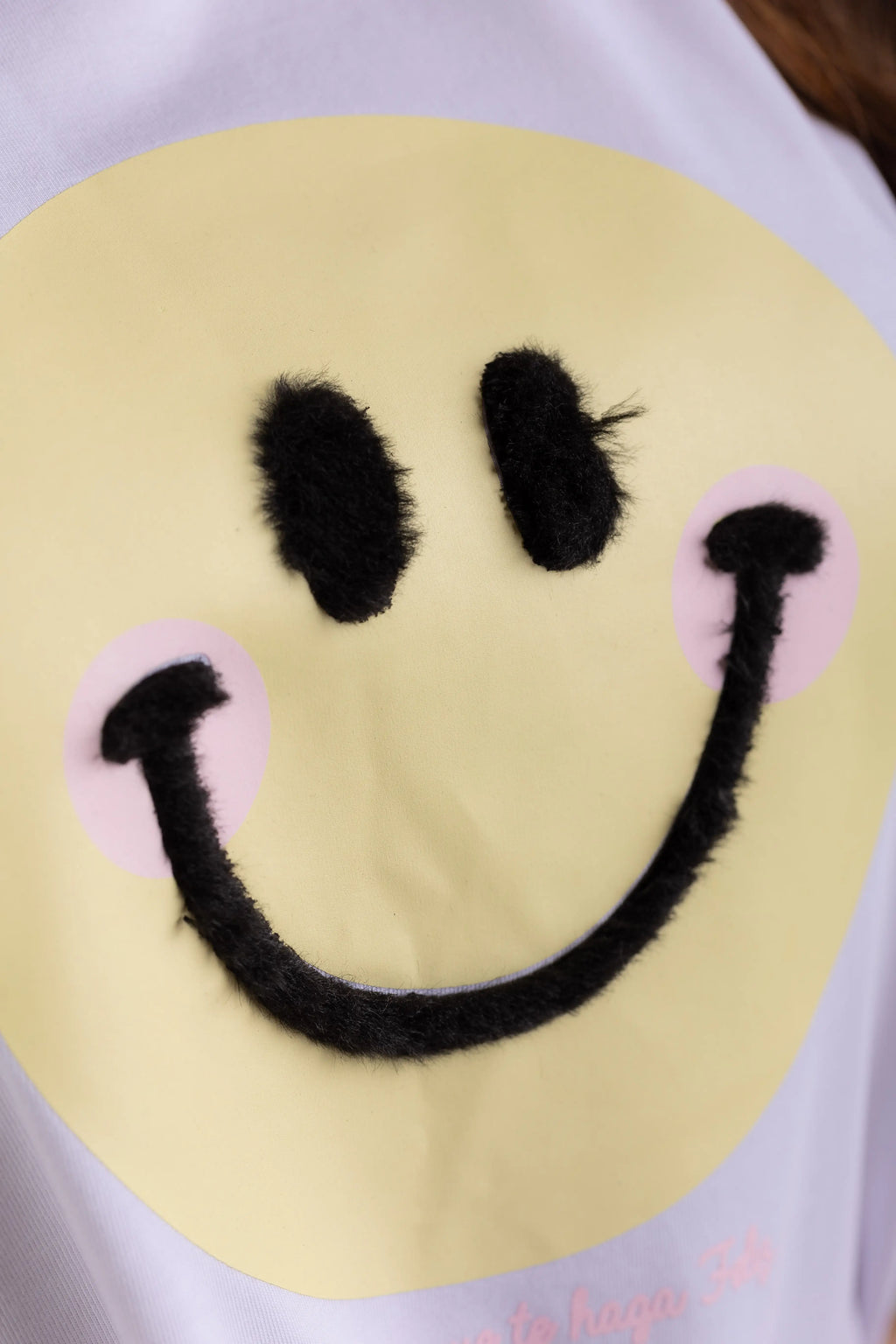 OVERSIZED  CARA FELIZ APLIQUE PELUDO