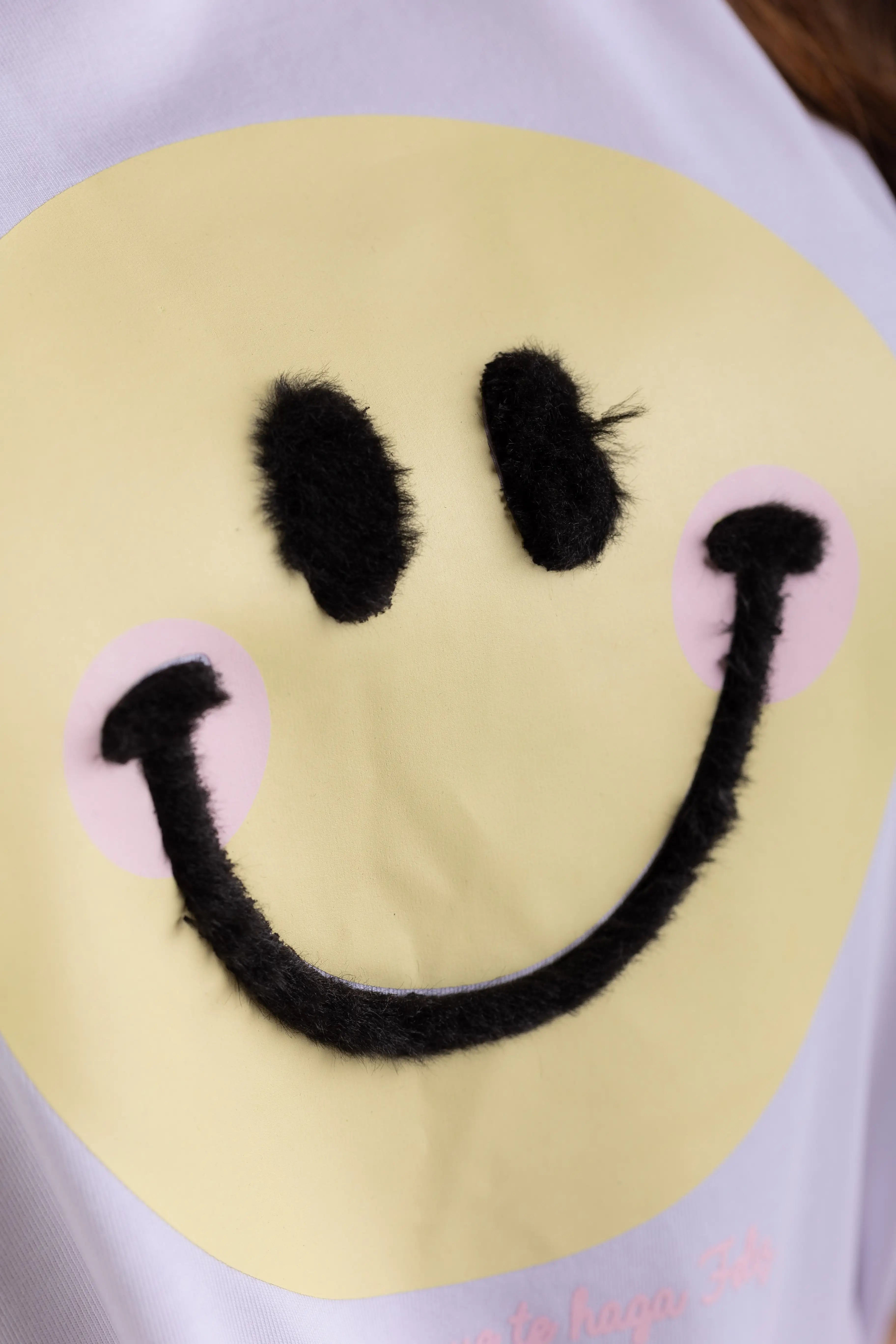 OVERSIZED  CARA FELIZ APLIQUE PELUDO