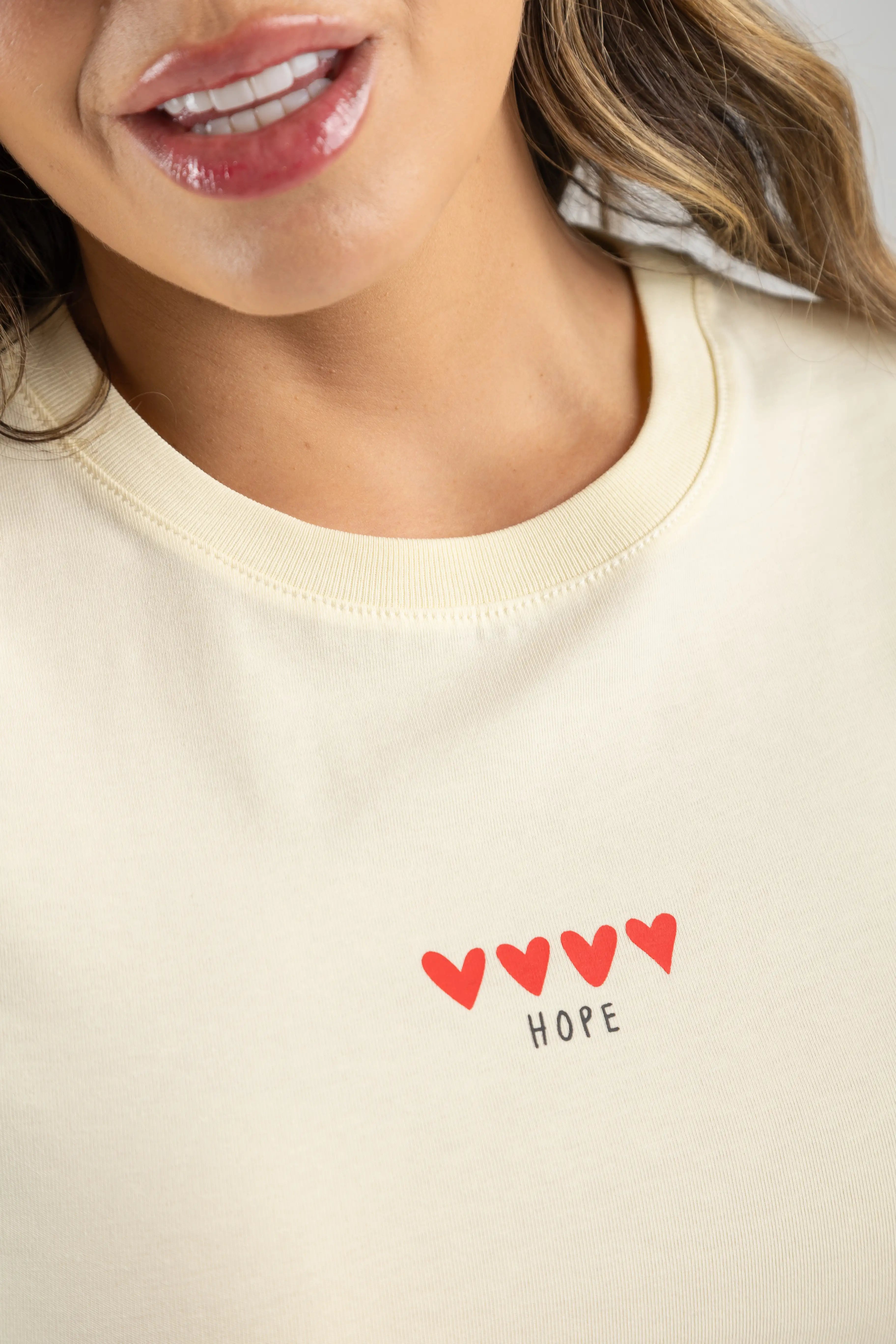 CAMISETA HOPE CORAZONES