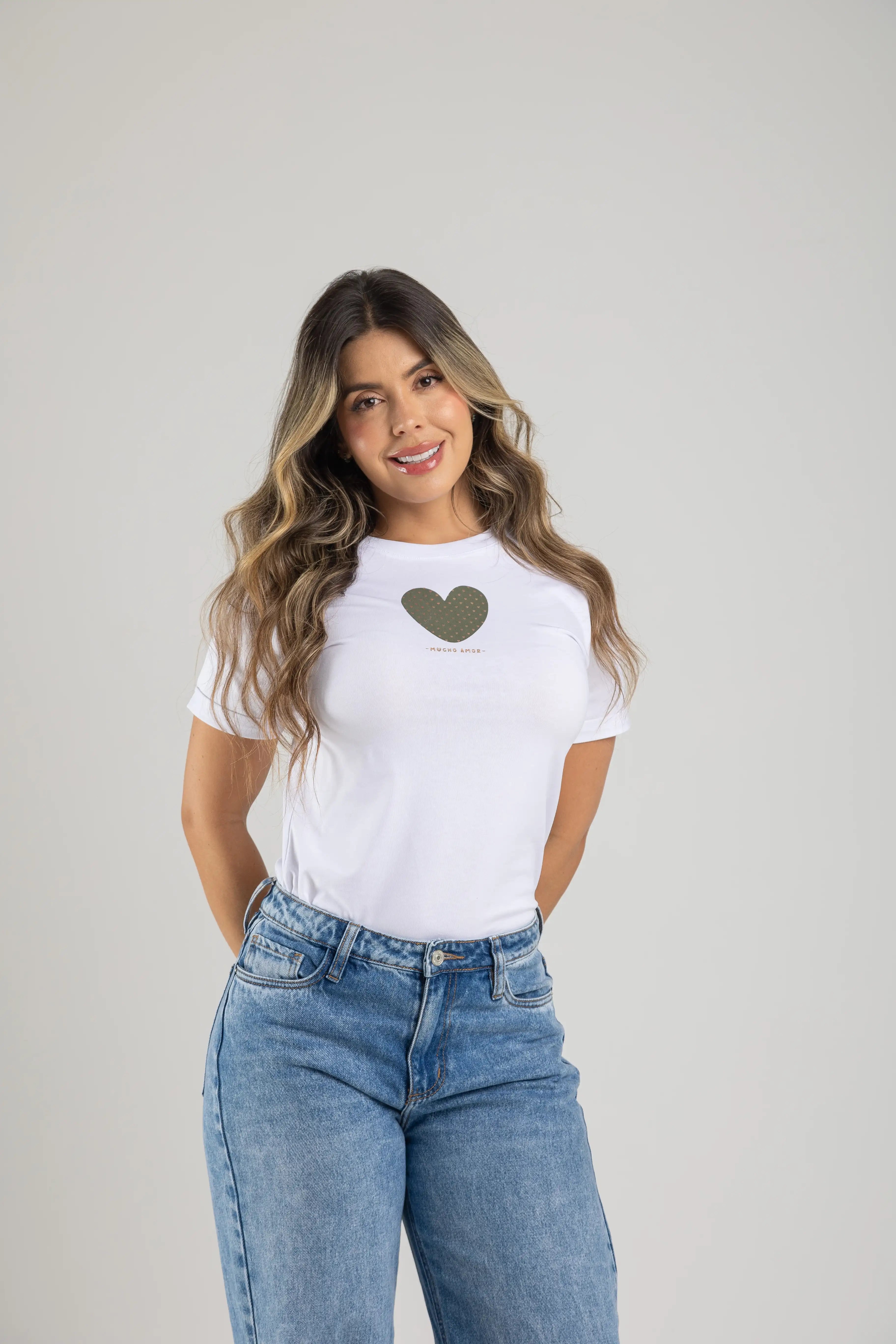 CAMISETA MUCHO AMOR