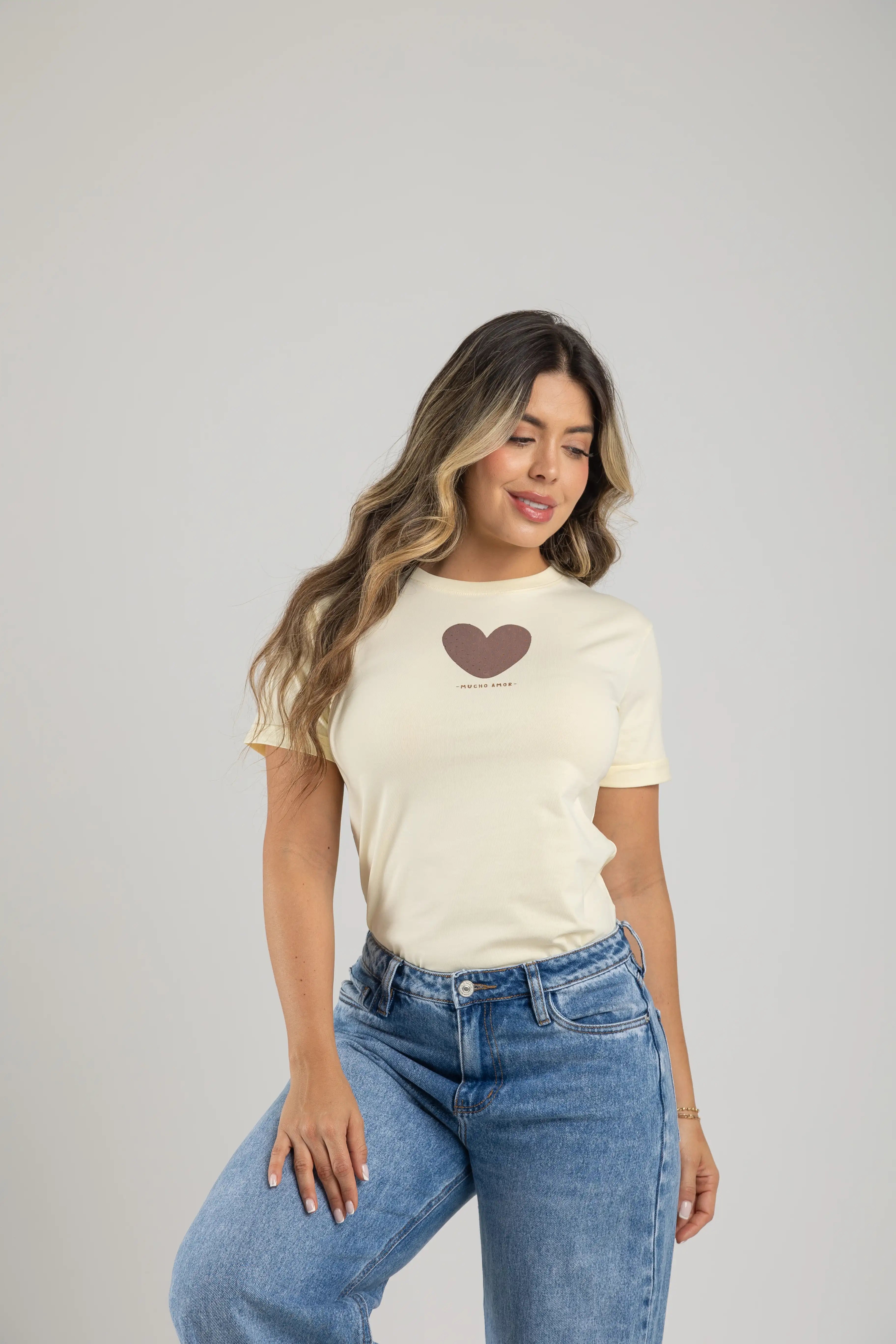 CAMISETA MUCHO AMOR