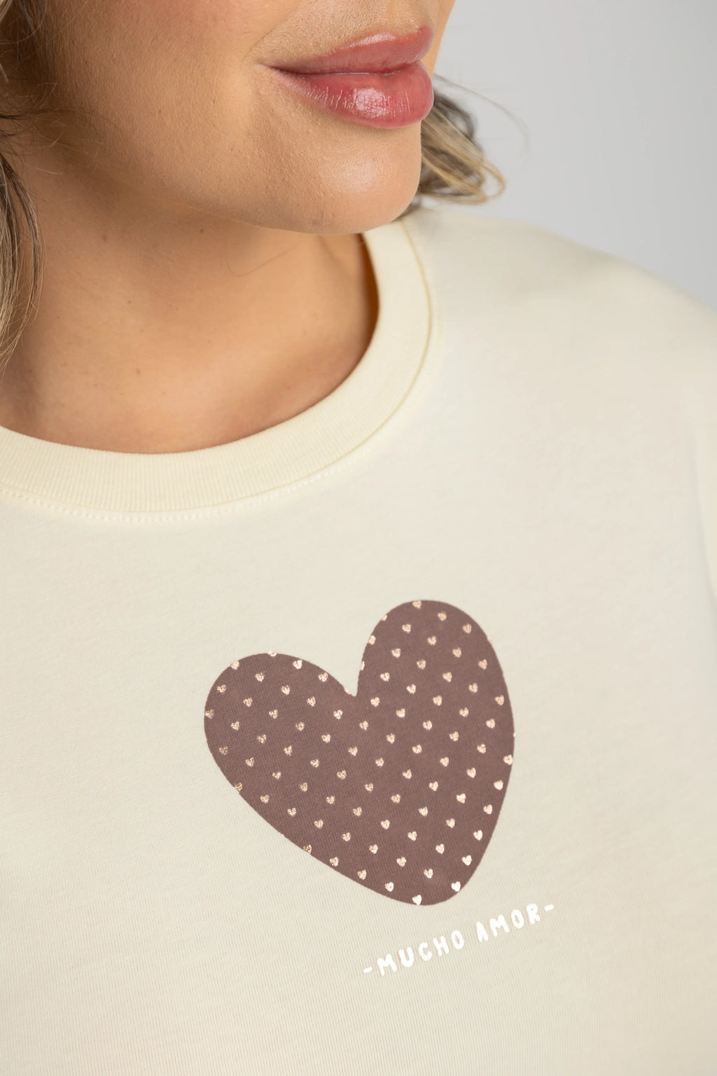 CAMISETA MUCHO AMOR