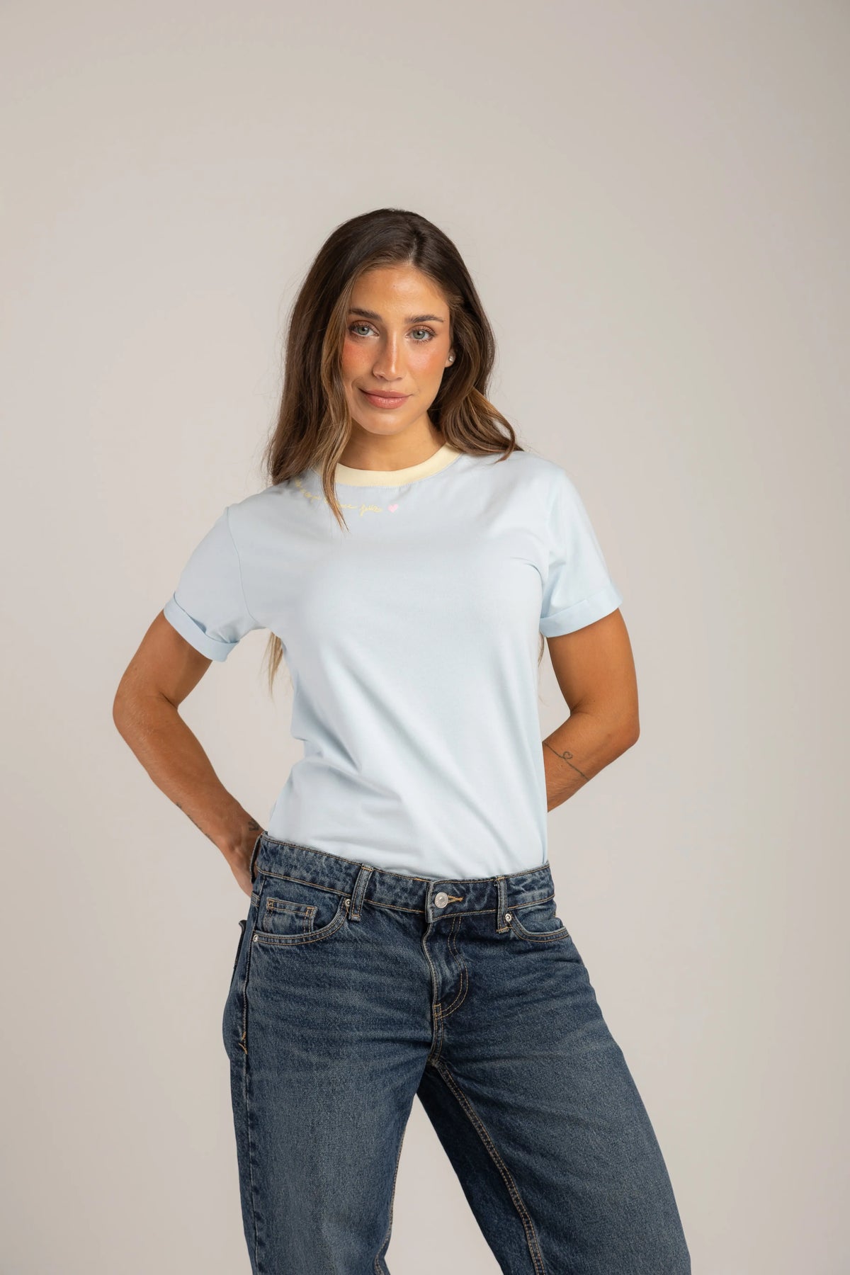 CAMISETA MÁS DE ESO QUE TE HACE FELIZ