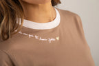 CAMISETA MÁS DE ESO QUE TE HACE FELIZ