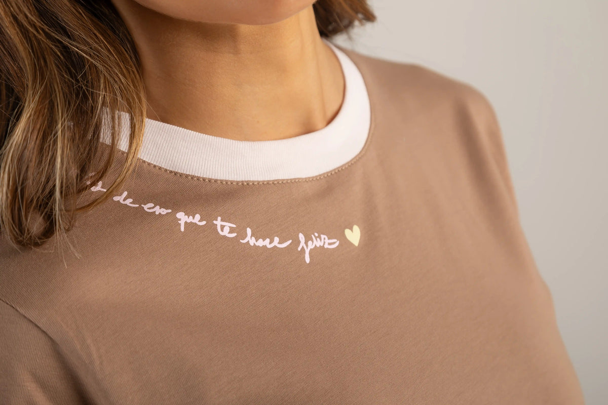 CAMISETA MÁS DE ESO QUE TE HACE FELIZ